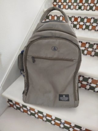 Mochila bandolera gris