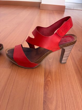 Sandalias Rojas de Piel con Tacón