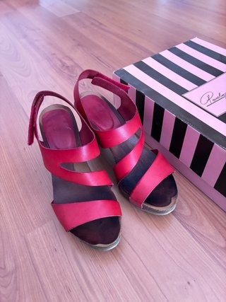 Sandalias Rojas de Piel con Tacón