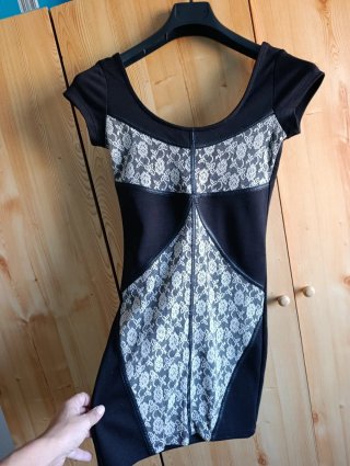 Vestido corto negro con encaje