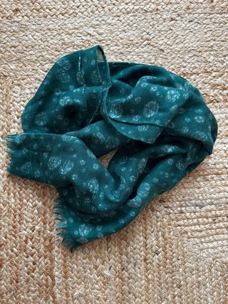 Pañuelo verde con estampado floral