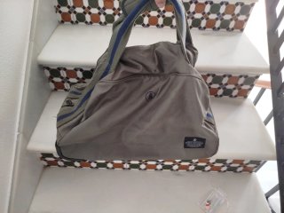 Mochila de tela gris con detalles azules
