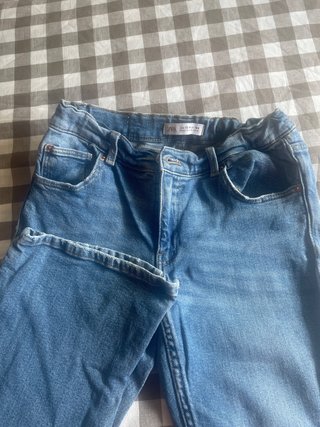 Pantalones vaqueros niña Zara y peto vaquero,
