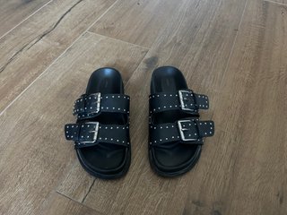 Sandalias Negras con Tachuelas