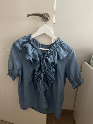 Blusa azul con volantes