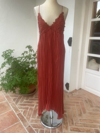 Vestido largo plisado con encaje