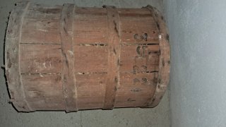 Damajuana Antigua con Estructura de Madera