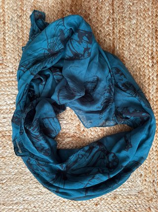Pañuelo azul estampado mariposas