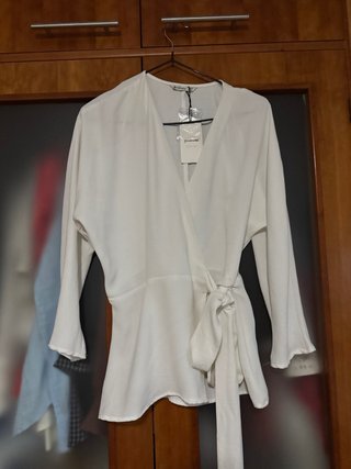 Blusa Stradivarius blanca cruzada