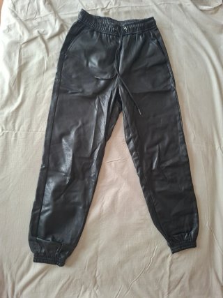Pantalón estilo cuero negro Stradivarius
