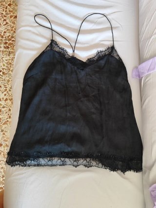 Camiseta de tirantes negra con encaje