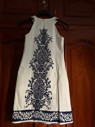 Vestido blanco con estampado azul