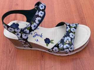 Sandalias Panama Jack con estampado floral