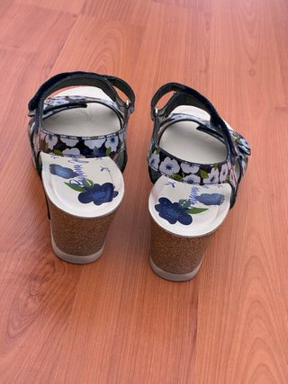 Sandalias Panama Jack con estampado floral