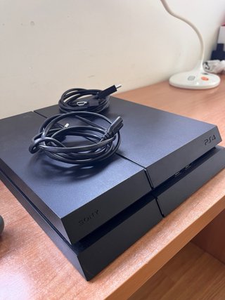 PS4 (PlayStation 4) con mando camuflaje