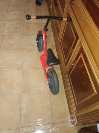 Bicicleta de equilibrio roja