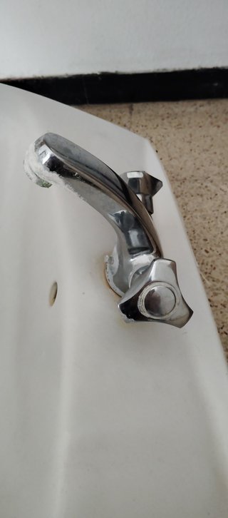 Lavabo de cerámica con grifo y pie