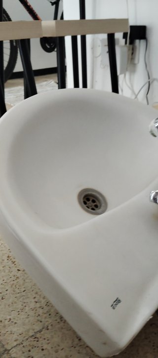 Lavabo de cerámica con grifo y pie