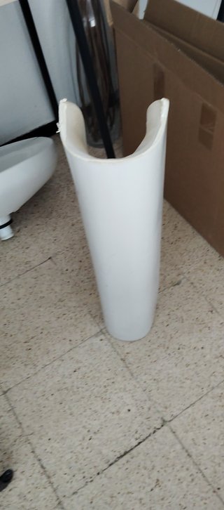 Lavabo de cerámica con grifo y pie