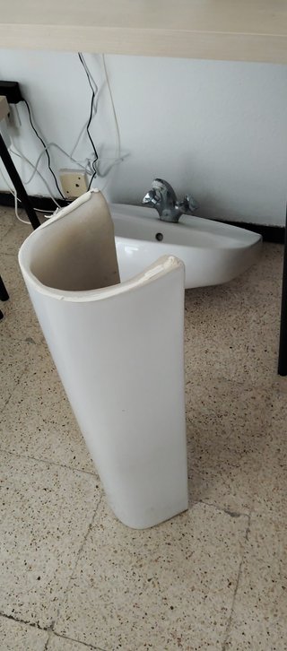 Lavabo de cerámica con grifo y pie