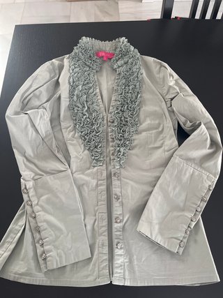 Blusa verde con volantes y puños abotonados