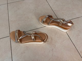 Sandalias con tiras doradas y plateadas