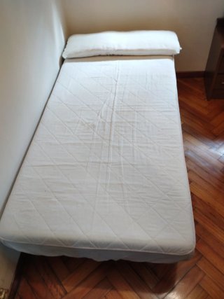 Somier, colchón y almohada