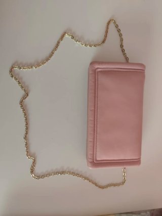 Bolso de cuero rosa con cadena dorada