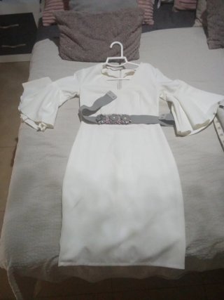 Vestido de invitada con manga flamenca