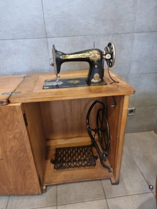Máquina de coser antigua SINGER