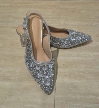 Zapatos de fiesta plateados con pedrería