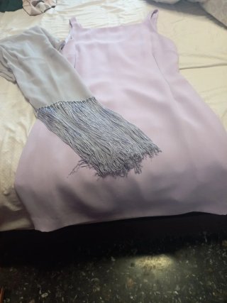 Vestido lila con fular a juego sólo una puesta