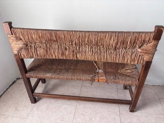 Banco antiguo madera y enea