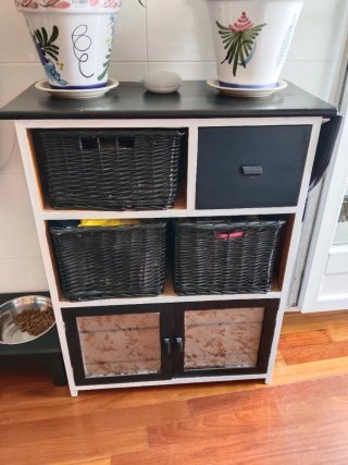 Mueble de madera con cestas de mimbre