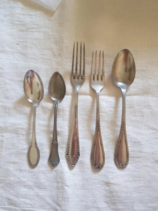 Juego de cubiertos de plata