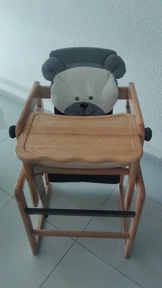 Silla de bebé de madera con cojín transformable