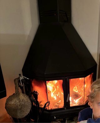 Chimenea de hierro esquinera negra