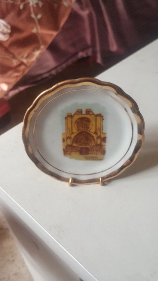 Plato decorativo recuerdo dorado y blanco