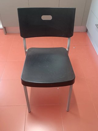 4 x Sillas de plástico y metal