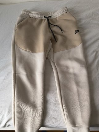 Pantalón Nike Tech Fleece Crema