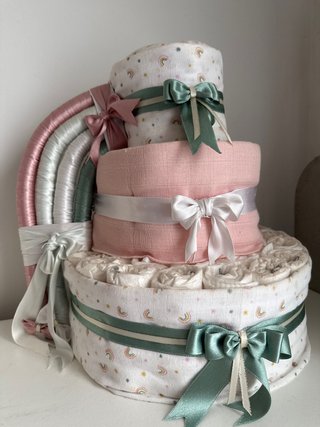 Tarta de pañales con decoración de arcoíris