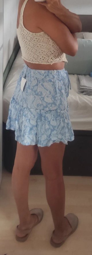 Falda short corta estampada azul y blanco