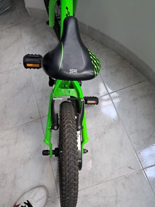 Bicicleta infantil verde. Marca Monty