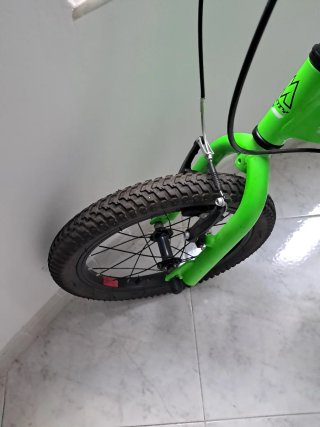 Bicicleta infantil verde. Marca Monty