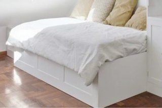 Cama y mesita