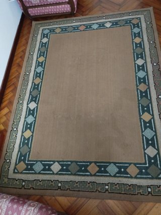 Alfombra marrón con diseño geométrico