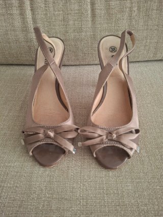 Zapatos de tacón beige talla 38
