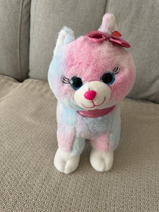 Peluche gatito arcoíris con lazo