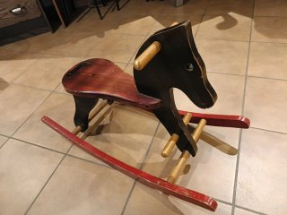 Caballo balancín de madera