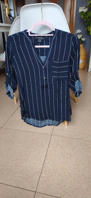 Camisa de rayas azul y blanca